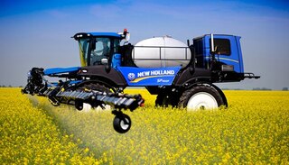 New Holland Guardian™ Front Boom Sprayers - SP.400F