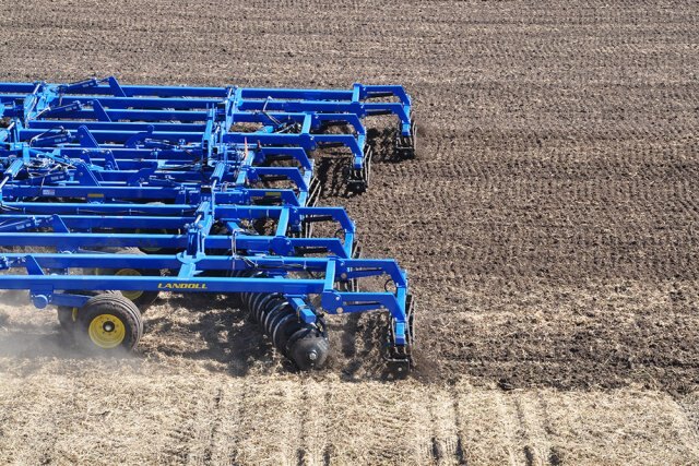 Herse à disques tandem Landoll série 6200 Lames à trois sections de 22 pouces de la série 6230