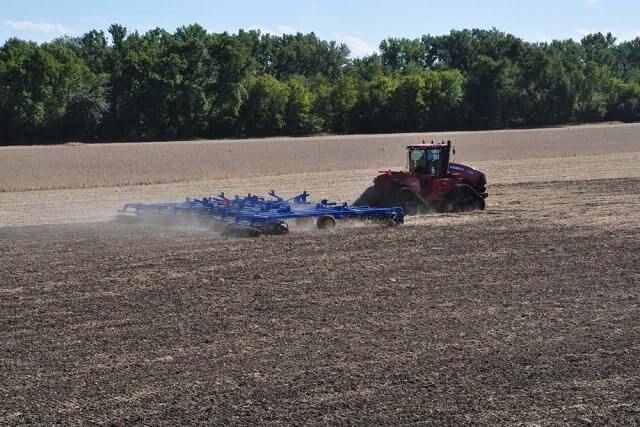 Landoll 6200 Series Tandem Disc Harrow 6230 Series Three Section 22'' Blades