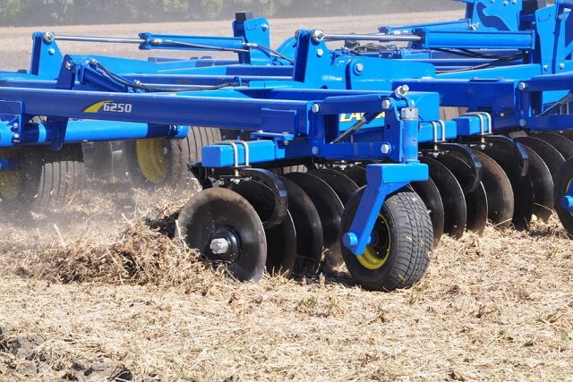 Landoll 6200 Series Tandem Disc Harrow 6230 Series Three Section 24'' Blades