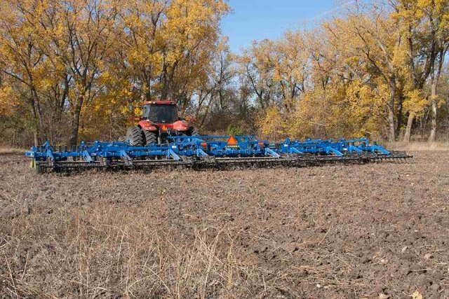 Cultivateur de champ Landoll série 9600