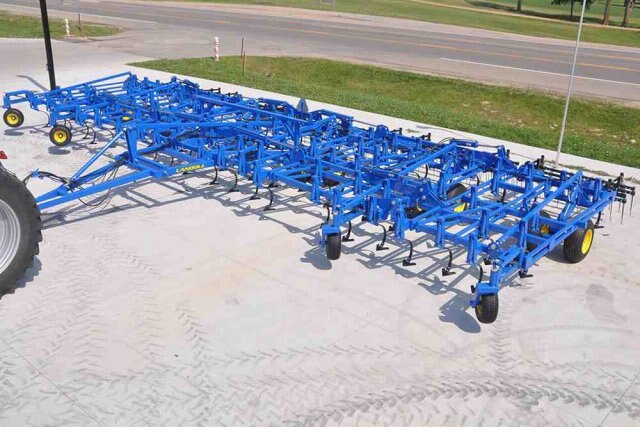 Landoll 9600 Series Field Cultivator