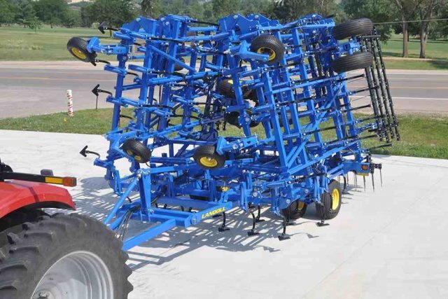 Landoll 9600 Series Field Cultivator