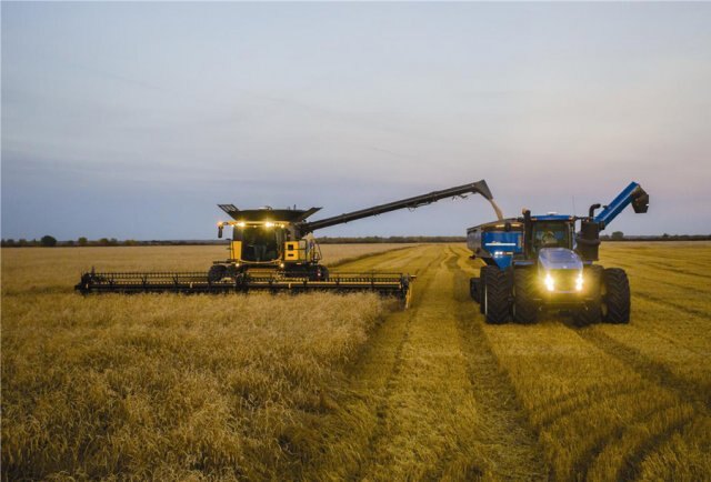 New Holland CR Series – Tier 4B Twin Rotor® Combines